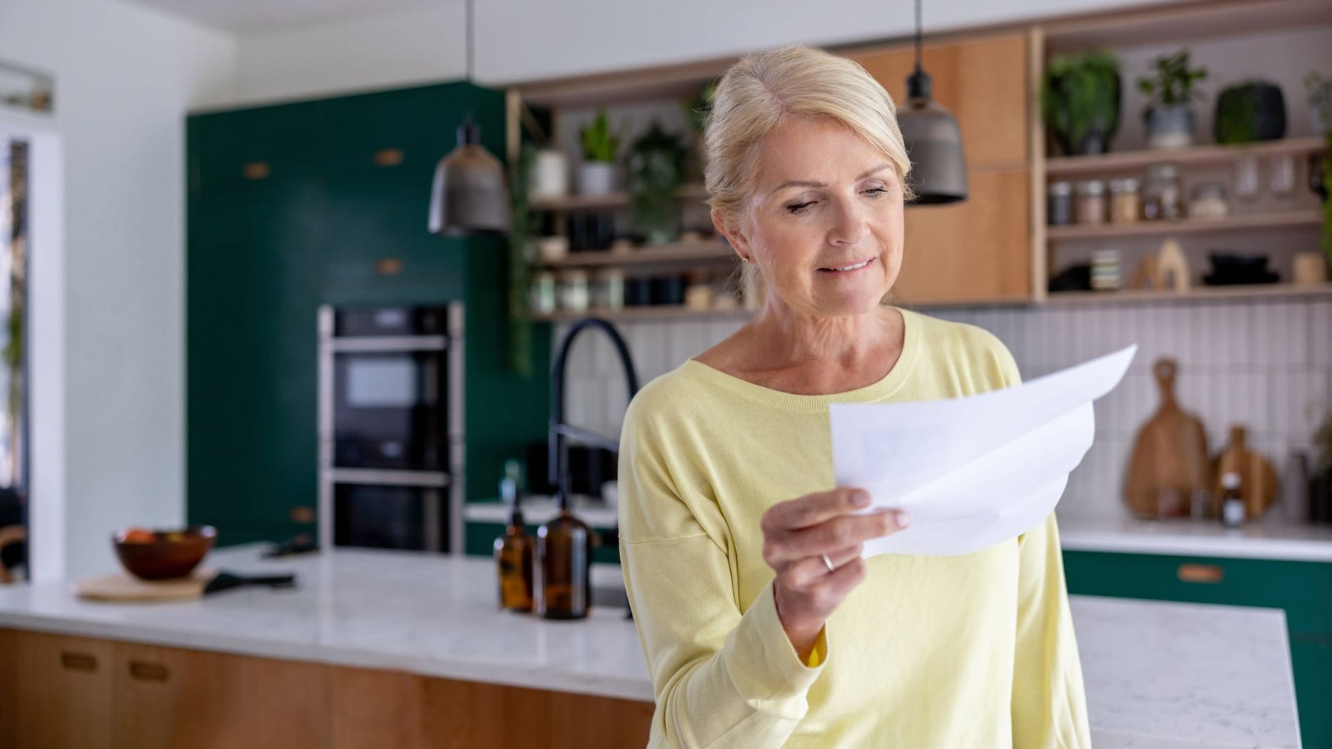 Eine Frau prüft einen Bescheid (Symbolbild): Die Witwenrente kann sich erhöhen, wenn das eigene Einkommen sinkt. Eine Frau prüft einen Bescheid (Symbolbild): Die Witwenrente kann sich erhöhen, wenn das eigene Einkommen sinkt.