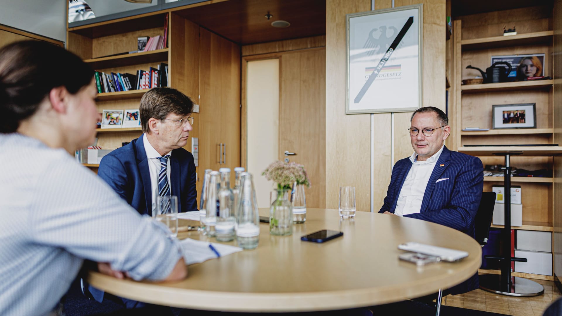 Tino Chrupalla im Gespräch mit Christoph Schwennicke, Politikchef bei t-online, und Reporterin Annika Leister