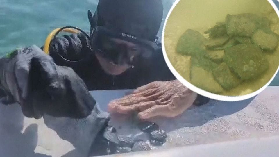 Florida, USA: Taucher finden Münzen aus einem spanischen Schiffswrack. Florida, USA: Taucher finden Münzen aus einem spanischen Schiffswrack.