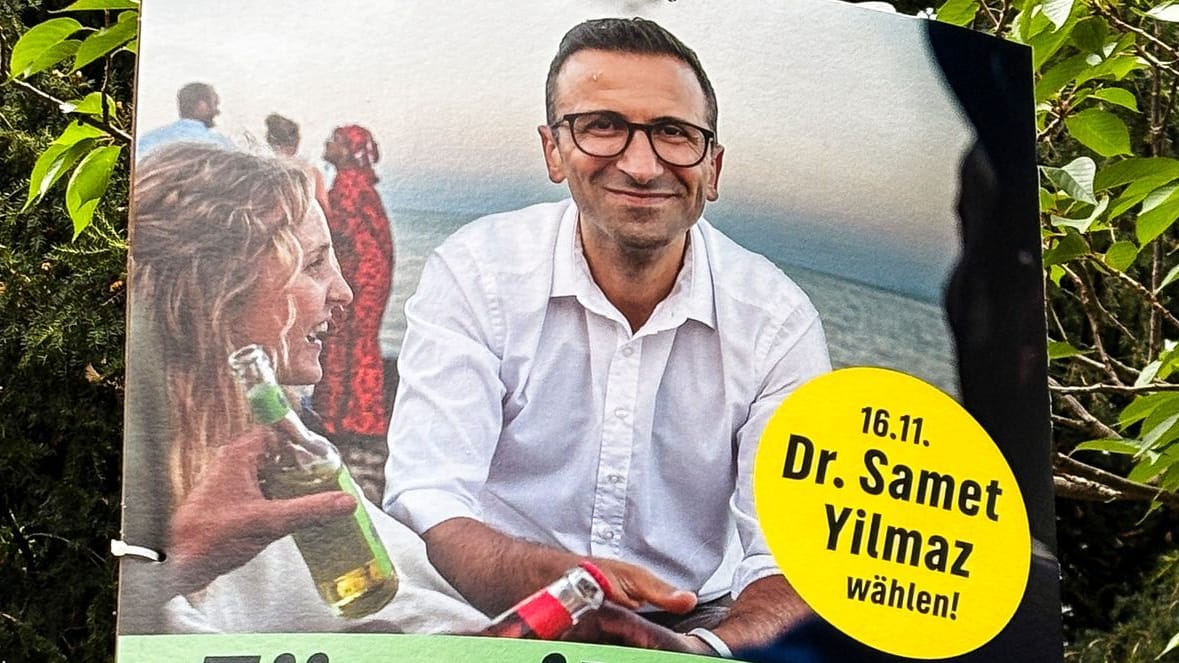 Ein Wahlplakat von Samet Yilmaz hängt an einem Laternenmast. Der Kieler Oberbürgermeister-Kandidat der Grünen soll ein Extremistenfest in Kiel unterstützt haben.
