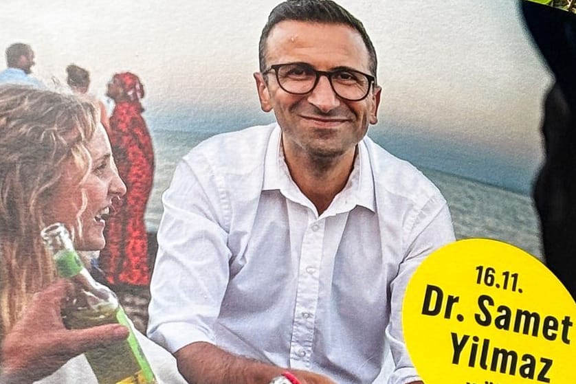 Ein Wahlplakat von Samet Yilmaz hängt an einem Laternenmast. Der Kieler Oberbürgermeister-Kandidat der Grünen soll ein Extremistenfest in Kiel unterstützt haben.
