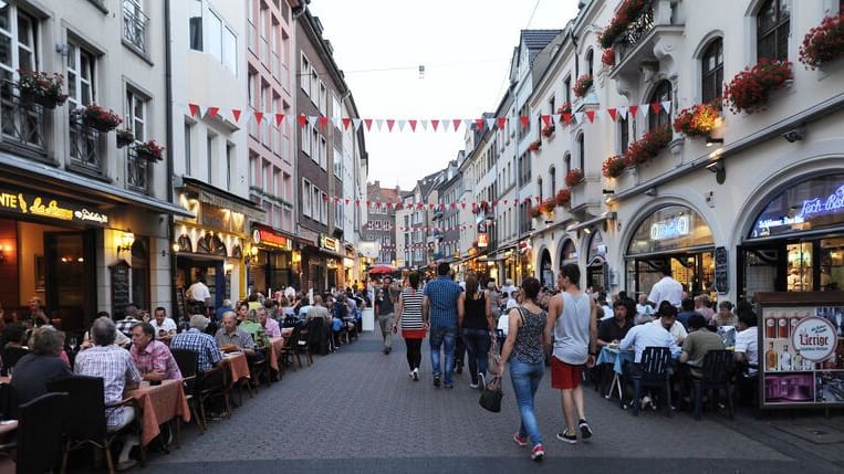 Die belebte Düsseldorfer Altstadt: Ort für das neue "Altstadt Live"-Festival. Die belebte Düsseldorfer Altstadt: Ort für das neue "Altstadt Live"-Festival.