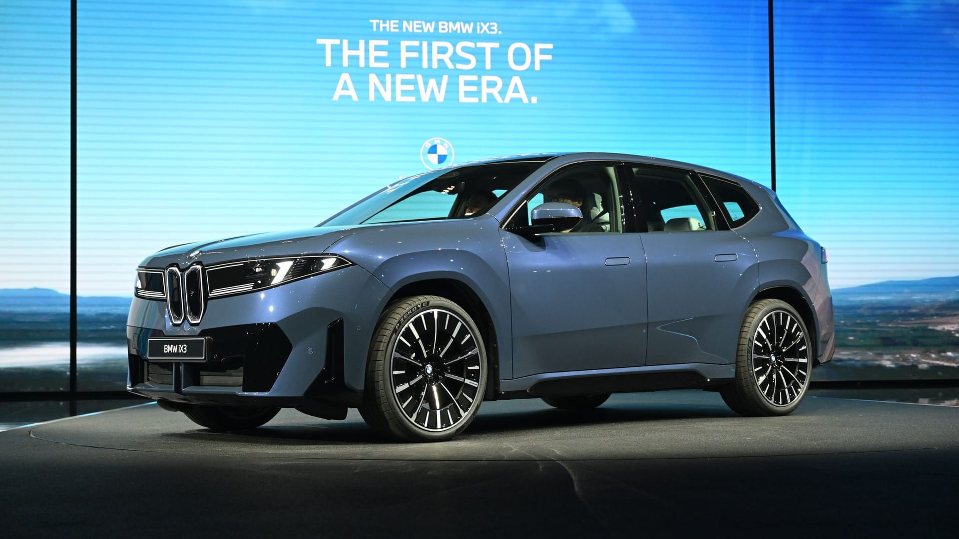 BMW iX3 steht bei der Premiere vor Beginn der IAA auf der Bühne BMW iX3 steht bei der Premiere vor Beginn der IAA auf der Bühne