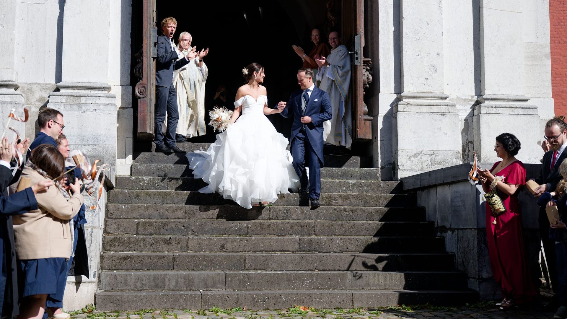 Joe und Andrea Laschet verlassen nach ihrer kirchlichen Trauung die Kirche St. Michael in Aachen.