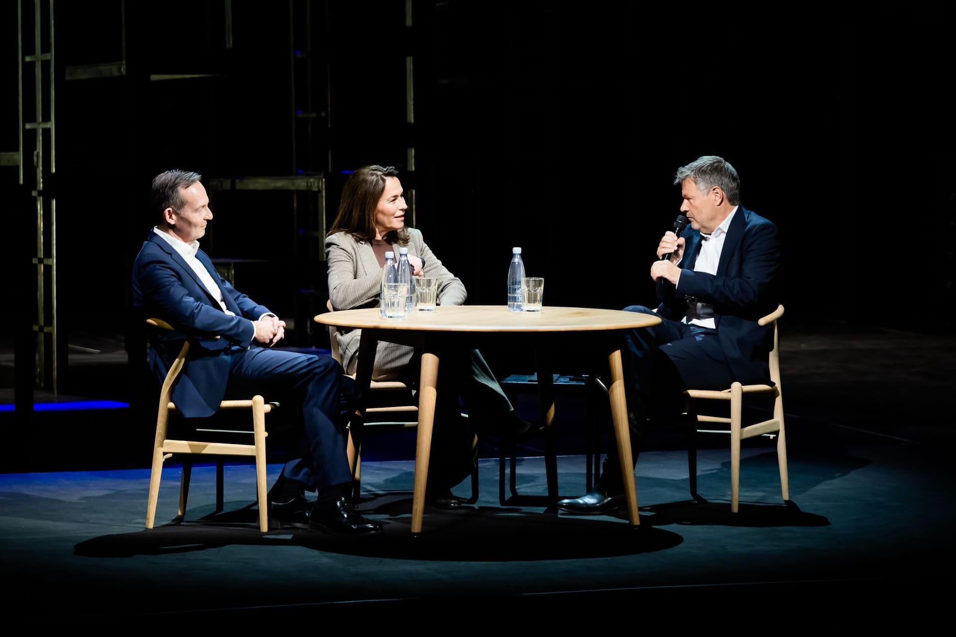 Der ehemalige Vizekanzler Robert Habeck (r.) im Gespräch mit Moderatorin Anne Will und Ex-FDP-Politiker Volker Wissing. Der ehemalige Vizekanzler Robert Habeck (r.) im Gespräch mit Moderatorin Anne Will und Ex-FDP-Politiker Volker Wissing.
