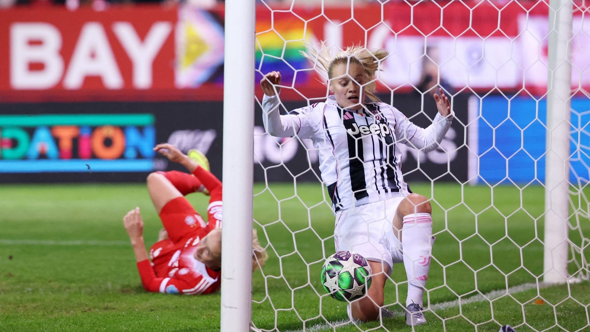 Zu spät: Turins Mathilde Harviken kann das Siegtor von Lea Schüller nicht verhindern. Zu spät: Turins Mathilde Harviken kann das Siegtor von Lea Schüller nicht verhindern.