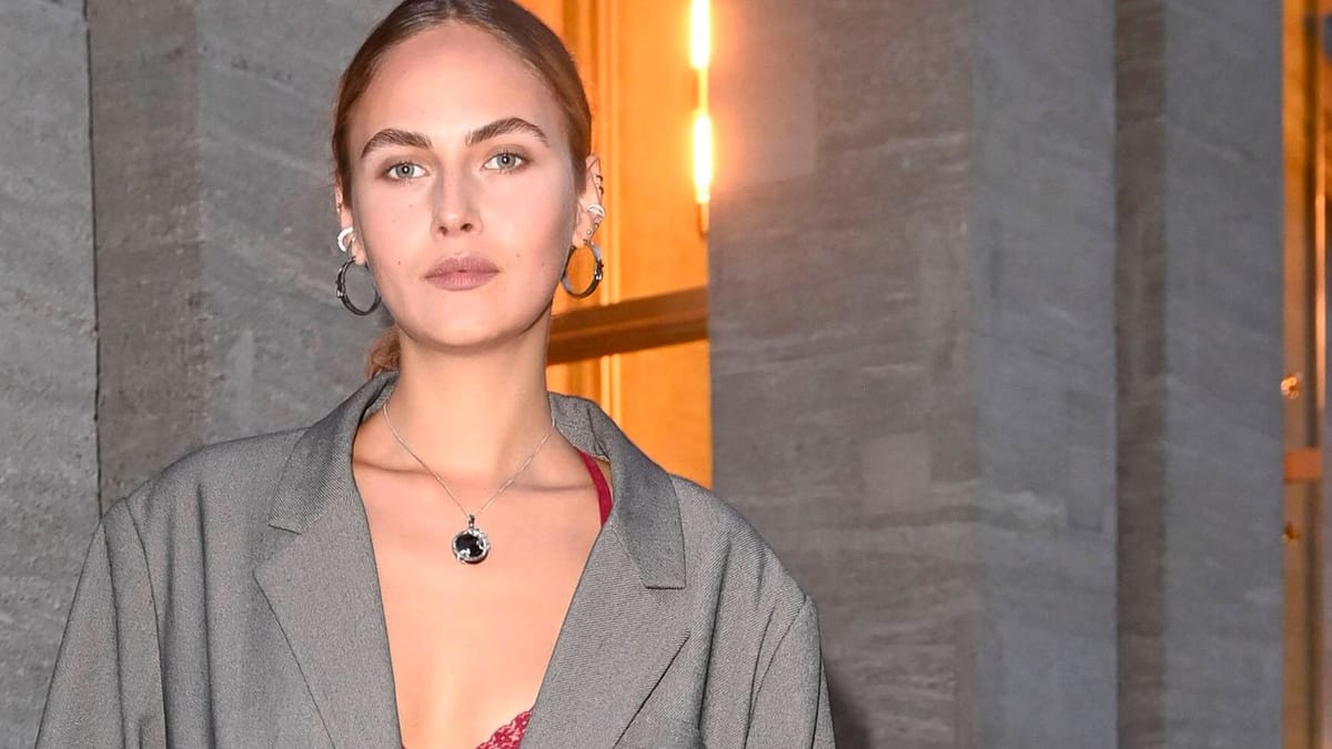 Elena Carrière postet Bikinifoto mit Stoppeln und Dellen