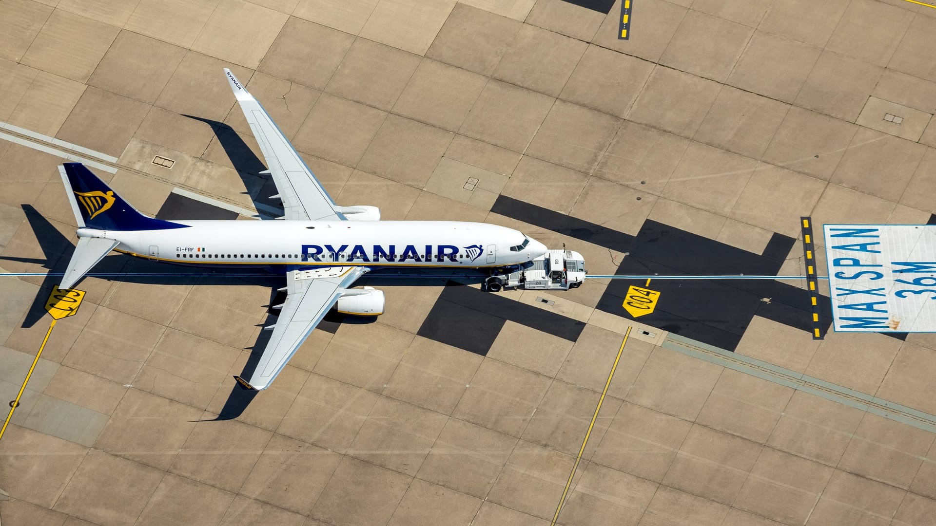 Ryanair-Maschine auf dem Flughafen Köln/Bonn (Symbolfoto): Der Airport verliert zwei Verbindungen des Billigfliegers.