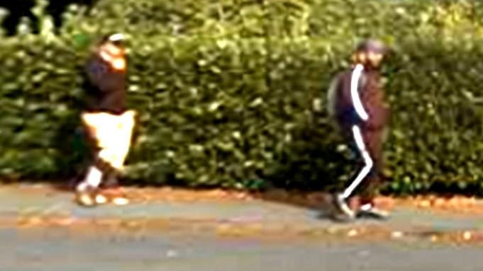 Verpixelte Bilder der Überwachungskamera vom Tatort: Diese beiden Männer sollen den Raub begangen haben. Verpixelte Bilder der Überwachungskamera vom Tatort: Diese beiden Männer sollen den Raub begangen haben.