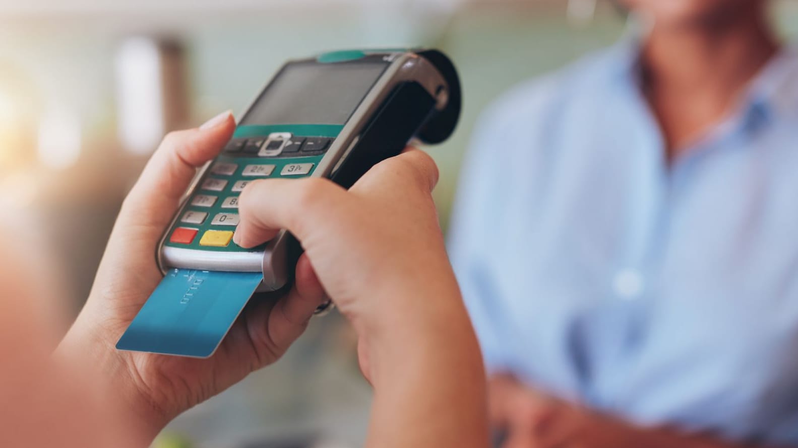 Eine Frau gibt ihre PIN ein: Bei der Kartenzahlung fassen alle Kunden dieselben Flächen an. Eine Frau gibt ihre PIN ein: Bei der Kartenzahlung fassen alle Kunden dieselben Flächen an.