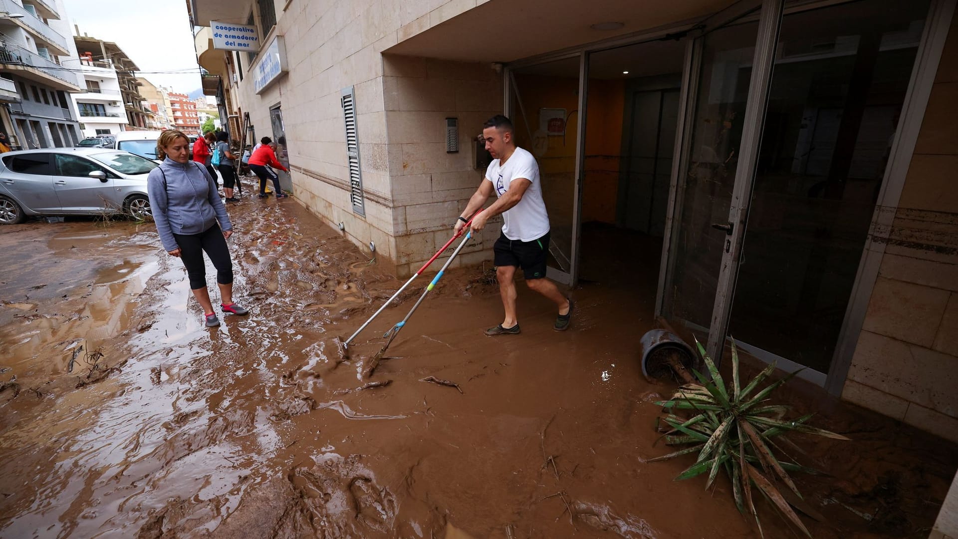 La Ràpita in Katalonien: Menschen schieben nach den Überflutungen Schlamm aus ihren Häusern. La Ràpita in Katalonien: Menschen schieben nach den Überflutungen Schlamm aus ihren Häusern.
