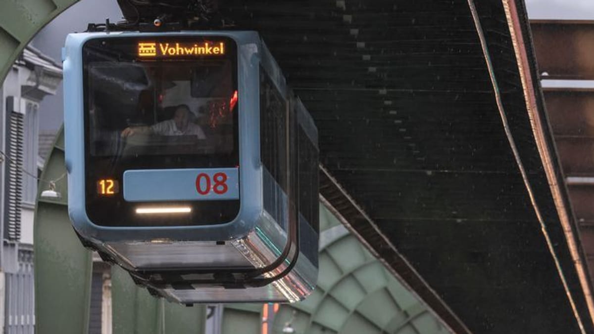Hintergründe unklar: Wuppertaler Schwebebahn beschossen