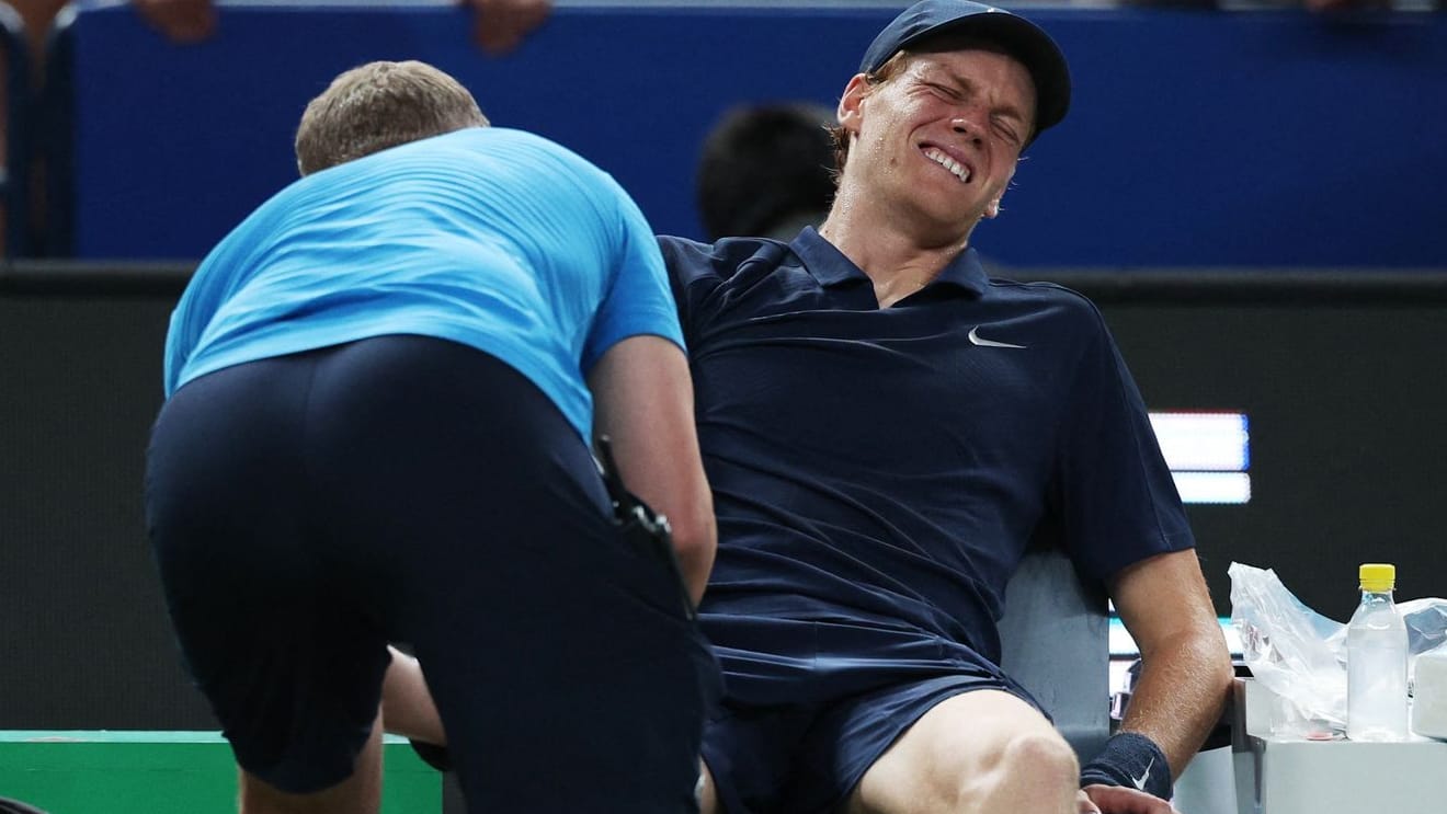 Jannik Sinner mit schmerzverzerrtem Gesicht auf der Bank: Der Italiener musste in Shanghai abbrechen. Jannik Sinner mit schmerzverzerrtem Gesicht auf der Bank: Der Italiener musste in Shanghai abbrechen.