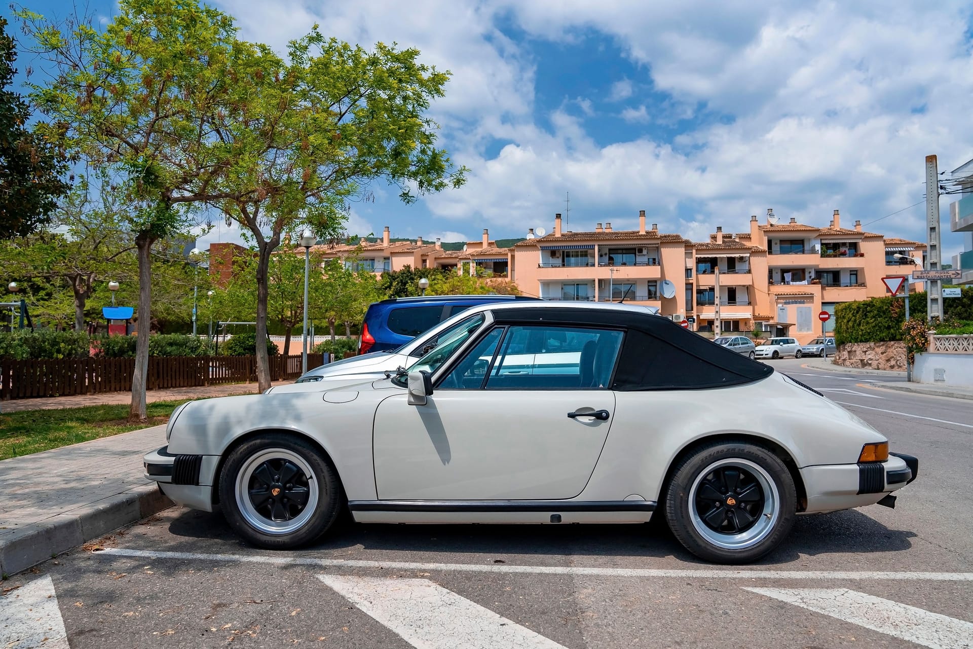 Ein Porsche 911 auf Mallorca (Symbolbild): Mit einem solchen Luxus-Wagen floh der Rentner – und brachte mehrere Menschen in Gefahr.