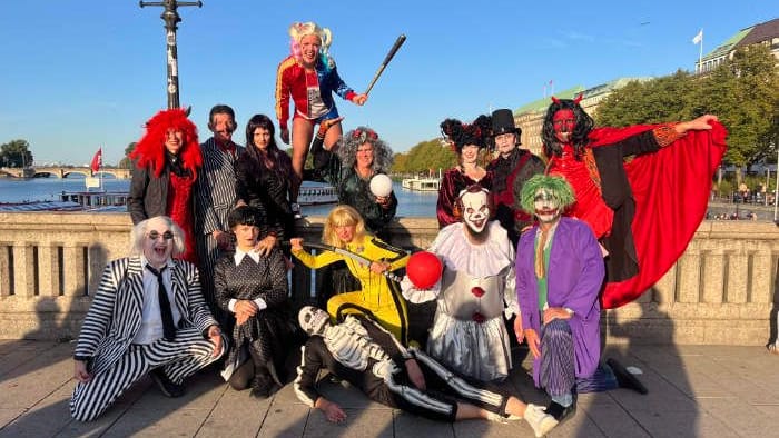 Menschen in gruseligen Halloween-Kostümen an der Hamburger Binnenalster: Im Haertels Faschingswelt haben Kunden eine große Auswahl an Verkleidungen. Menschen in gruseligen Halloween-Kostümen an der Hamburger Binnenalster: Im Haertels Faschingswelt haben Kunden eine große Auswahl an Verkleidungen.