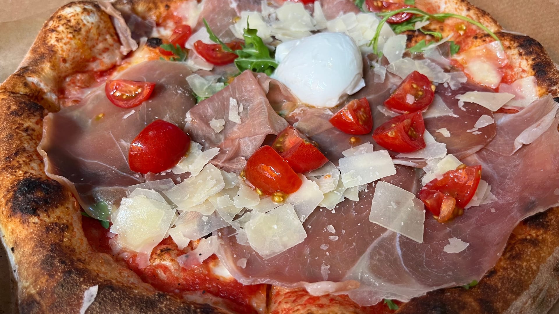 Die Pizza "Barbie" bei Pizza Zulu: Für die Variante mit Parmaschinken wird ein stolzer Preis fällig.