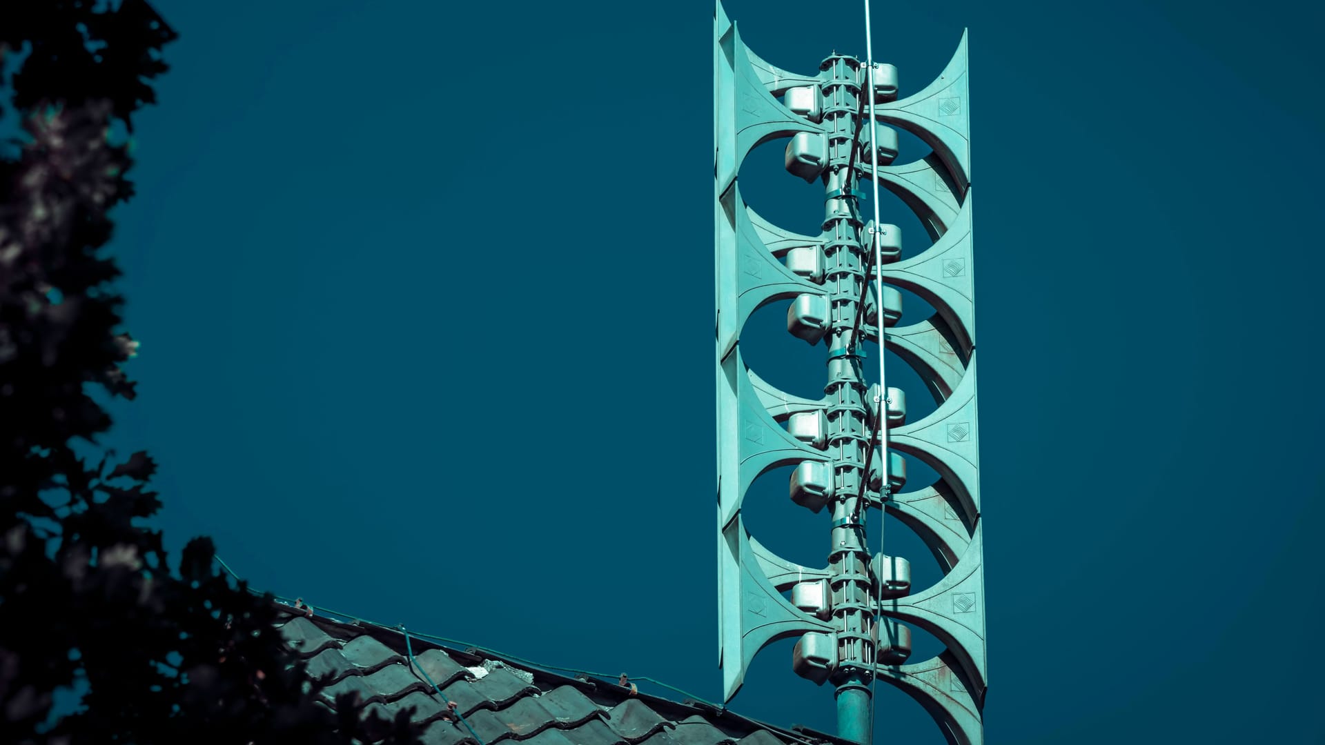 Elektronische Sirene auf einem Dach in Hamburg: Ein Bedienfehler hat am Sonntagabend stadtweit einen Sirenenalarm ausgelöst. Elektronische Sirene auf einem Dach in Hamburg: Ein Bedienfehler hat am Sonntagabend stadtweit einen Sirenenalarm ausgelöst.