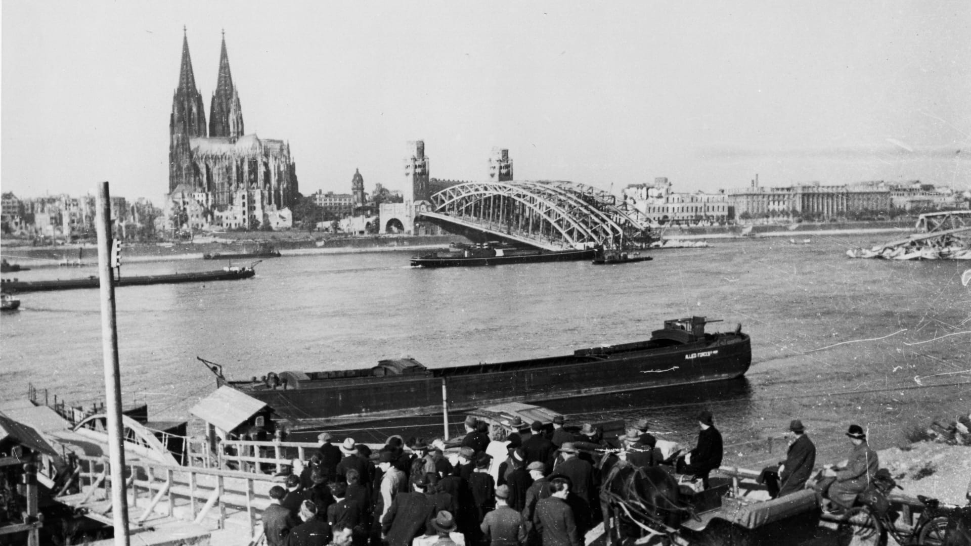 Blick auf das zerstörte Köln in der Nachkriegszeit: Die Kindheit des späteren Jack White war von Hunger geprägt. Blick auf das zerstörte Köln in der Nachkriegszeit: Die Kindheit des späteren Jack White war von Hunger geprägt.