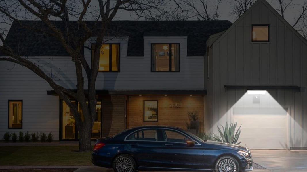 Haus mit beleuchtetem Garagentor: Effektive Sicherheit beginnt bei guter Beleuchtung. Haus mit beleuchtetem Garagentor: Effektive Sicherheit beginnt bei guter Beleuchtung.