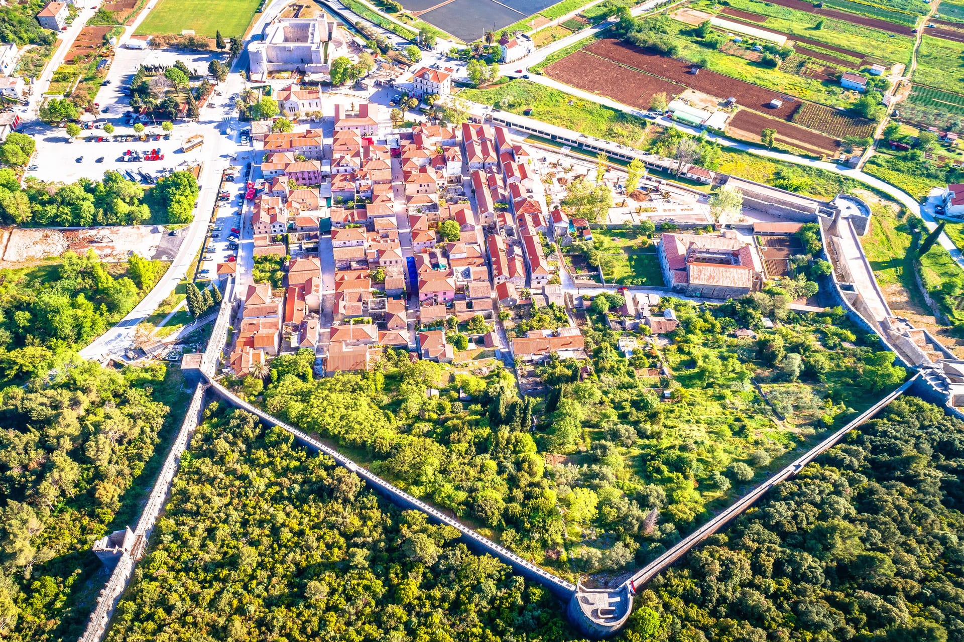 Ston aus der Vogelperspektive: Die Stadt wurde 1333 gegründet, um die Salzgewinnung vor der Republik Dubrovnik zu schützen.