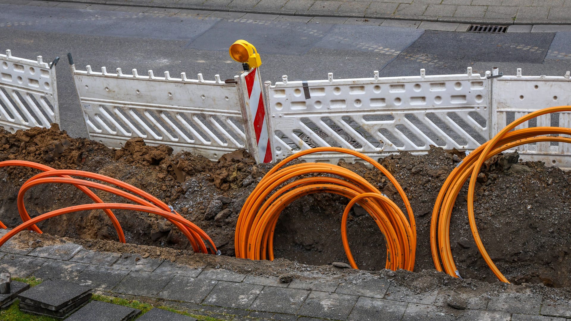 Kabel an einer Baustelle (Symbolbild): Die Hälfte der neuen Wohnungen soll als sozialer Wohnungsbau gefördert werden. Kabel an einer Baustelle (Symbolbild): Die Hälfte der neuen Wohnungen soll als sozialer Wohnungsbau gefördert werden.