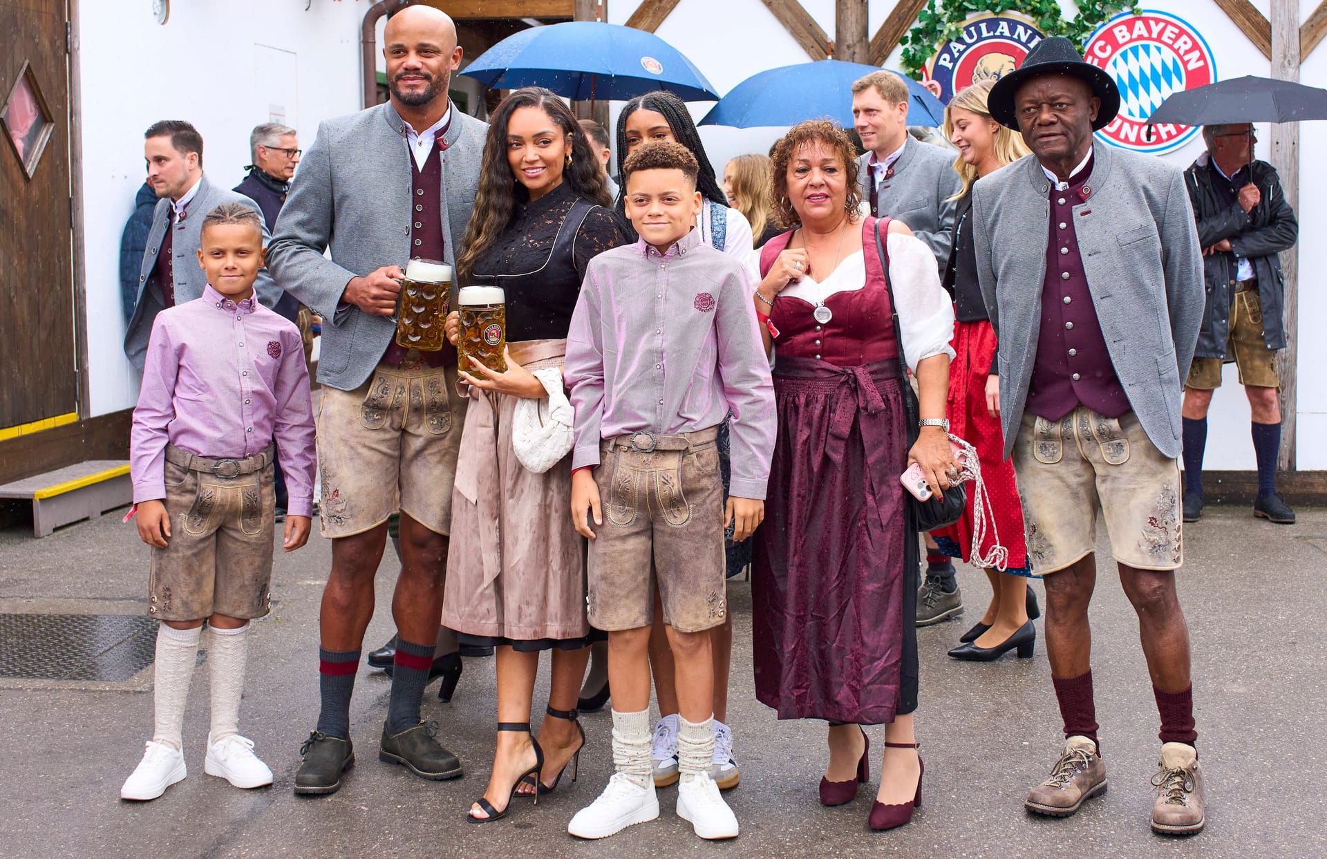 Vincent Kompany mit Ehefrau Carla, den Söhnen Kai und Caleb sowie Tochter Sienna im Hintergrund und Kompanys Eltern Joseline und Pierre. Vincent Kompany mit Ehefrau Carla, den Söhnen Kai und Caleb sowie Tochter Sienna im Hintergrund und Kompanys Eltern Joseline und Pierre.