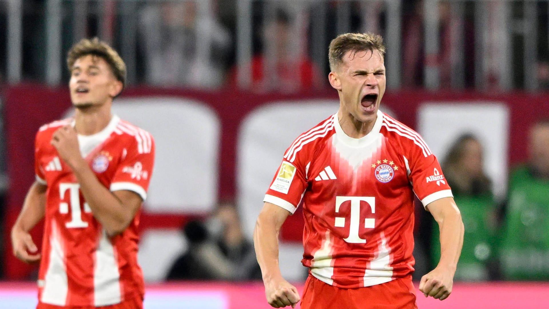 Joshua Kimmich (rechts) jubelt: Gegen den BVB baute der FC Bayern die Tabellenführung aus. Joshua Kimmich (rechts) jubelt: Gegen den BVB baute der FC Bayern die Tabellenführung aus.