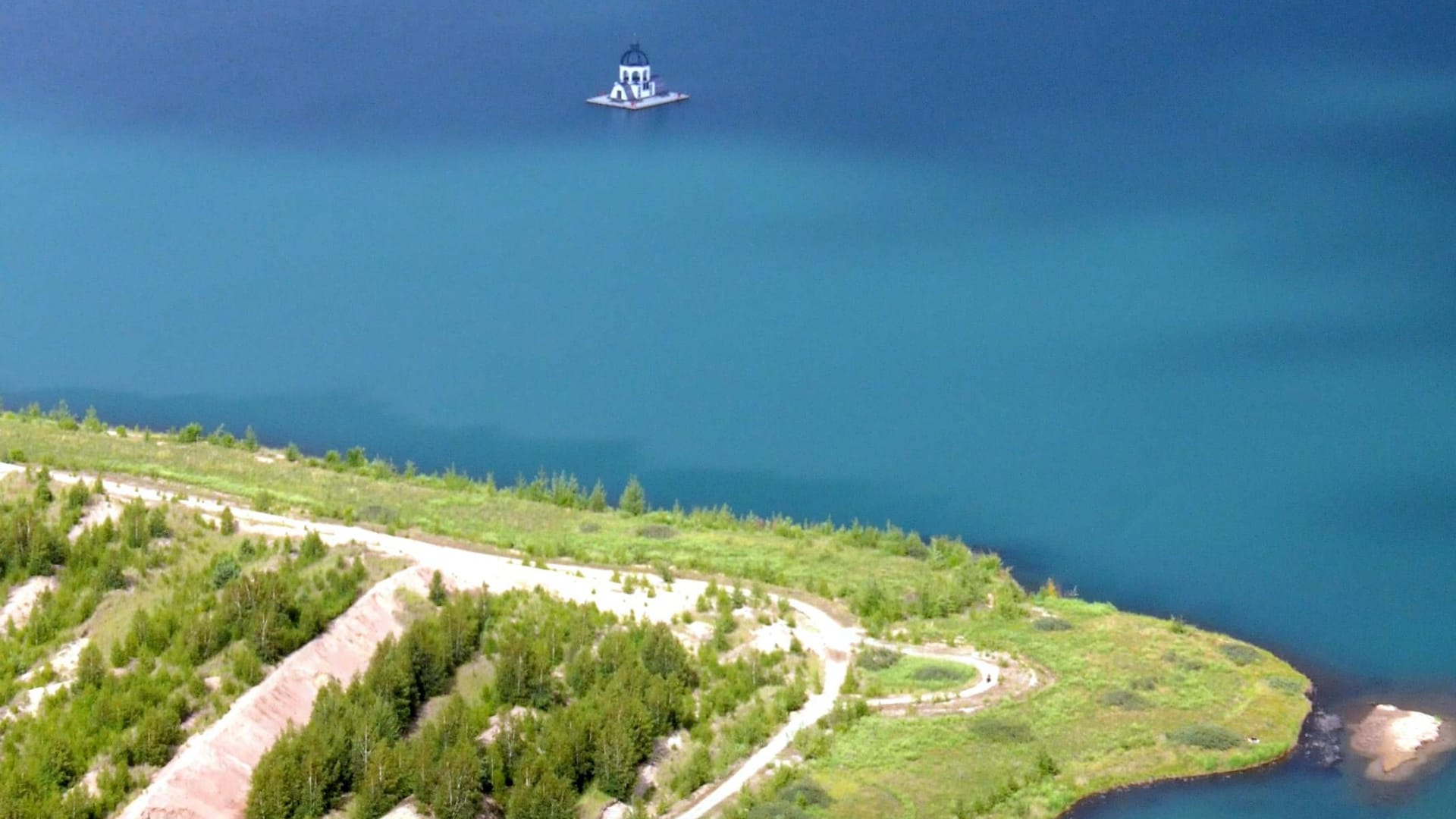 Schwimmende Kirche im Störmthaler See. Neuseenland Südraum Leipzig. Luftbild 100% Honoraraufschlag. Luftaufnahme GER Vogelperspektive Totale xkg 2011 hoch Schwimmende Kirche im Störmthaler See. Neuseenland Südraum Leipzig. Luftbild 100% Honoraraufschlag. Luftaufnahme GER Vogelperspektive Totale xkg 2011 hoch