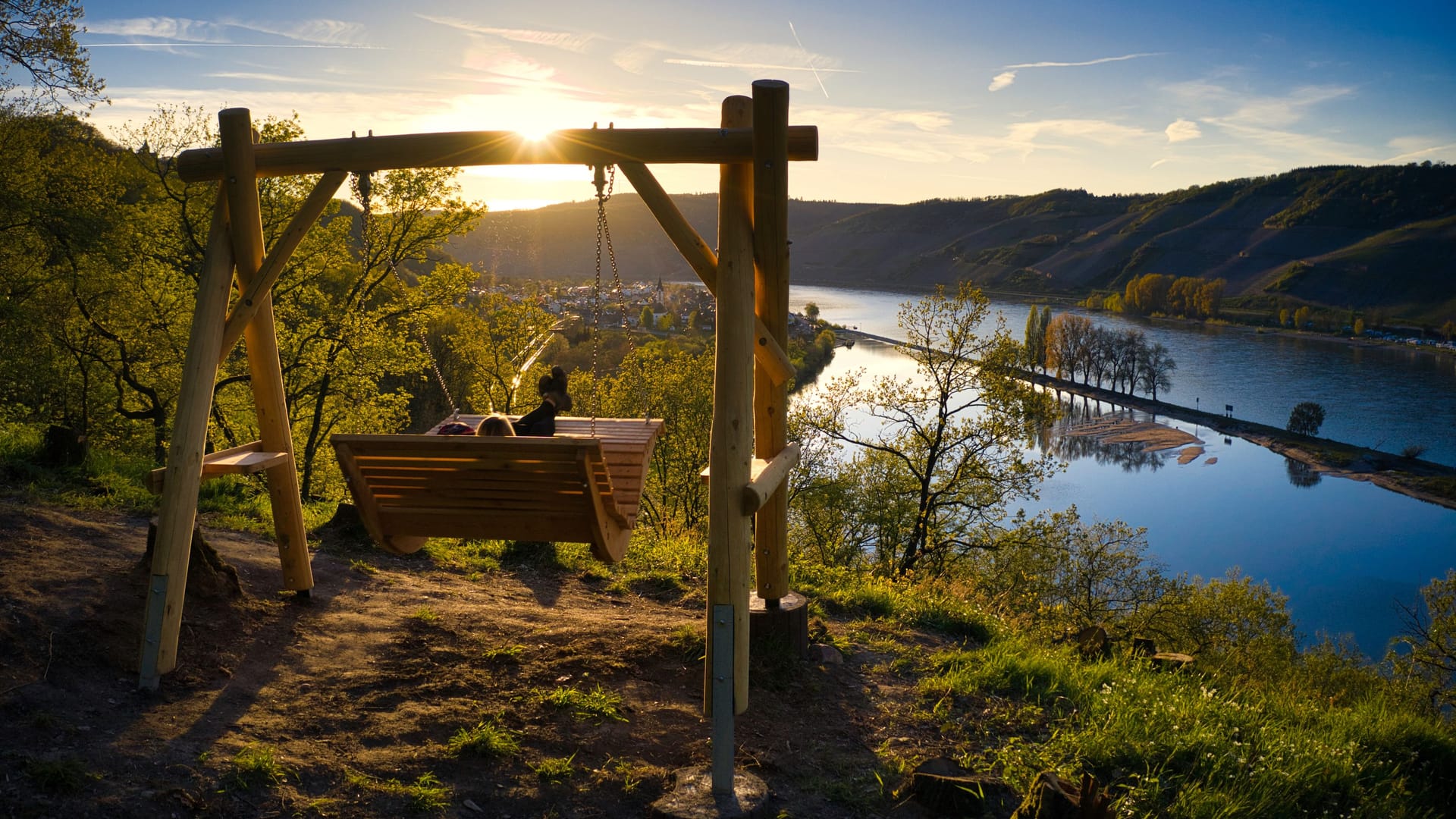 Aussichtspunkt auf dem Langhalsweg: Hier können Wanderer den Blick über das Mittelrheintal genießen. Aussichtspunkt auf dem Langhalsweg: Hier können Wanderer den Blick über das Mittelrheintal genießen.