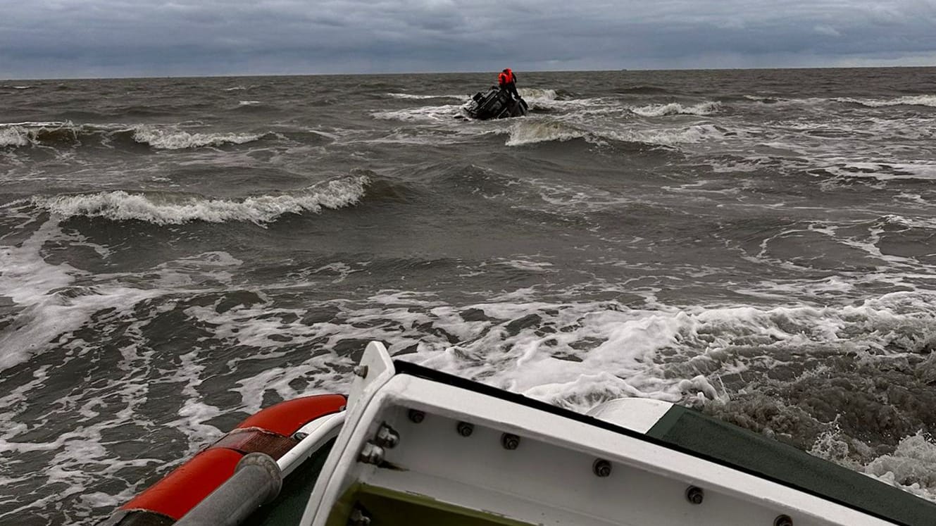 Einsatz der Deutschen Gesellschaft zur Rettung Schiffbrüchiger und der Marine: Im Seegatt zwischen Spiekeroog und Wangerooge sank ein Motorboot.