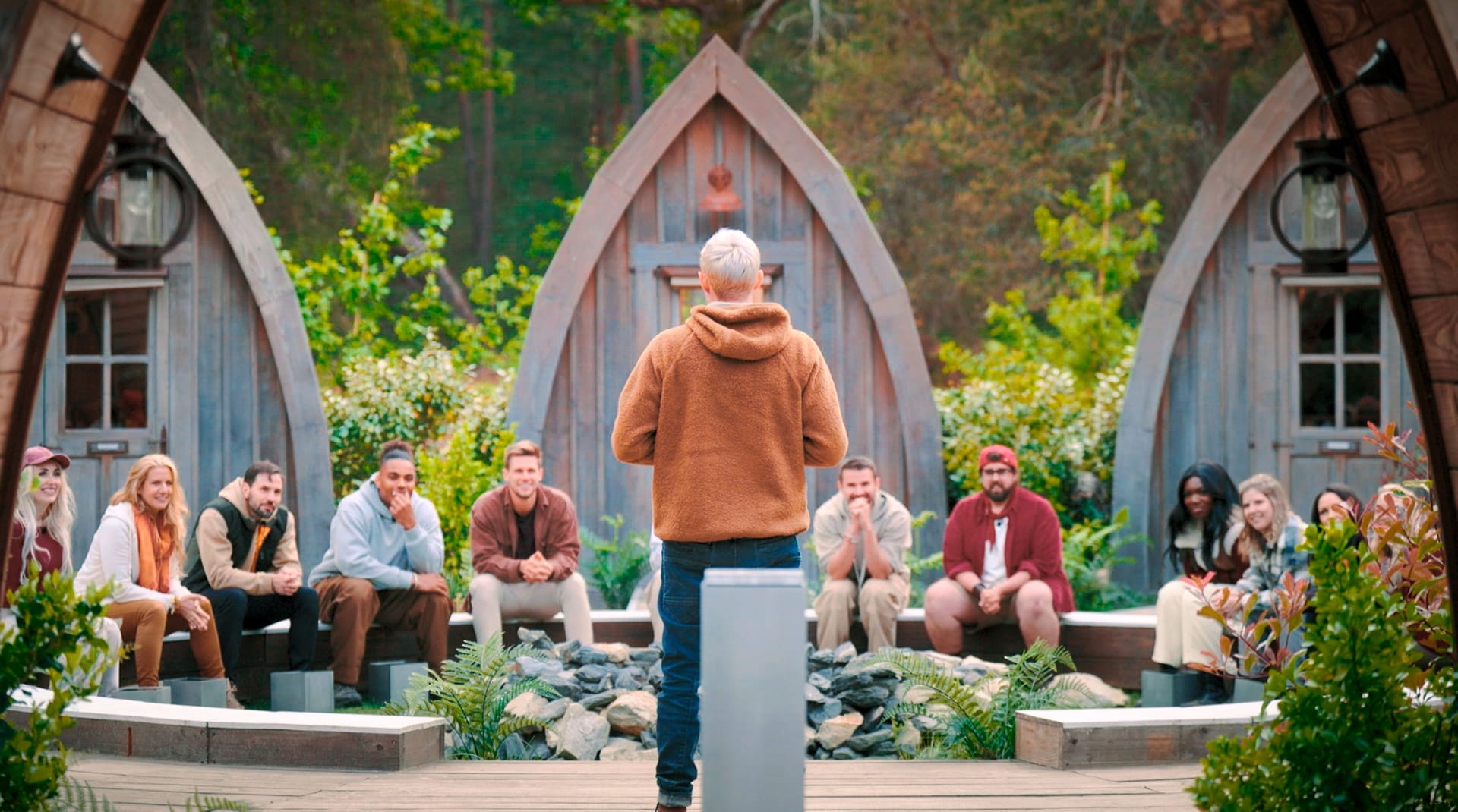 Die Spielenden sitzen vor den Häusern im Dorf: Wir wird entschieden, wer die Show verlassen muss.