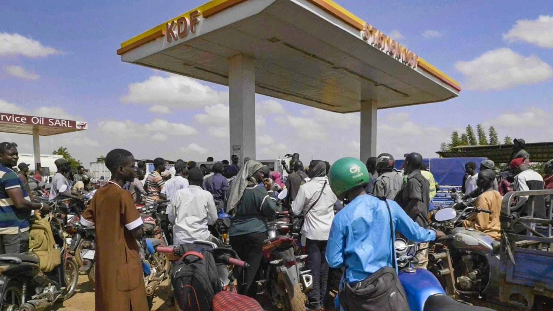 Menschen sammeln sich vor einer Tankstelle in der Hauptstadt von Mali (Archivbild): Mehr als 40 Öltanker wurden in den vergangenen Monaten von Islamisten in Brand gesteckt. Menschen sammeln sich vor einer Tankstelle in der Hauptstadt von Mali (Archivbild): Mehr als 40 Öltanker wurden in den vergangenen Monaten von Islamisten in Brand gesteckt.