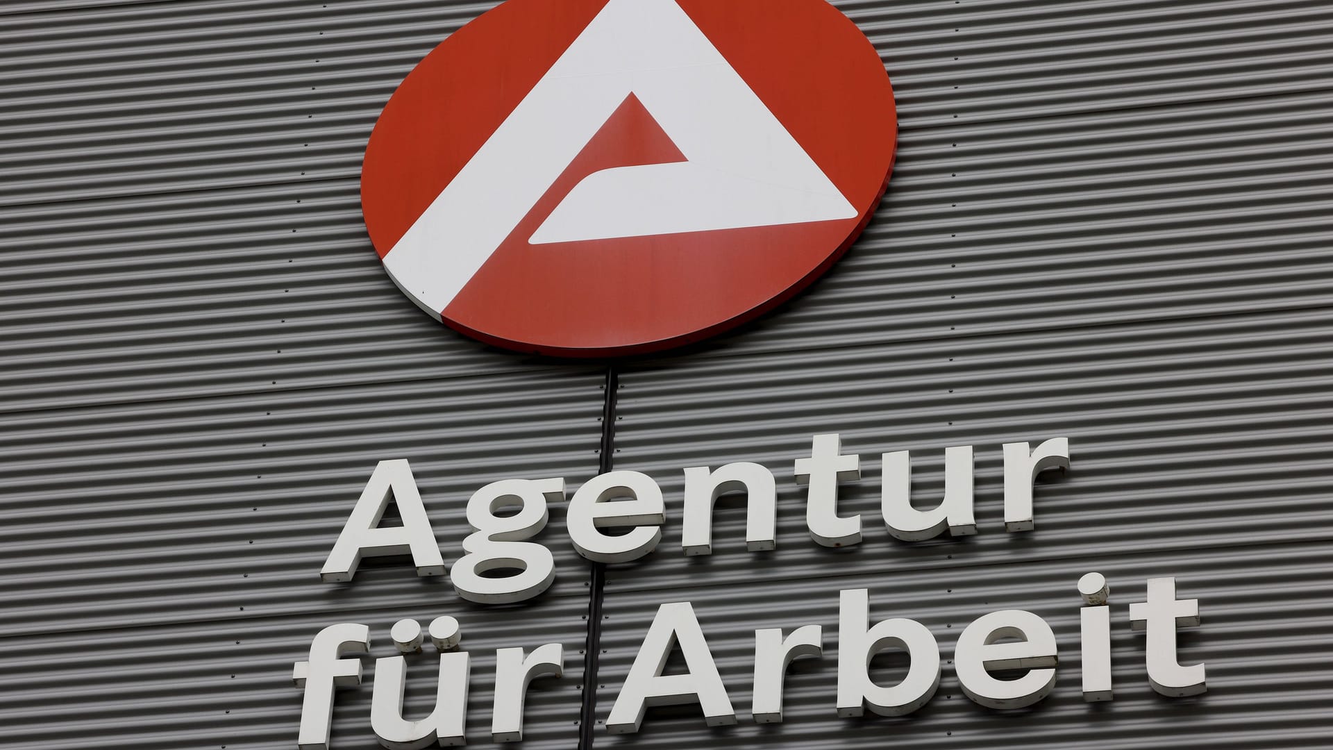 Schild der Agentur für Arbeit (Symbolbild): Internationale Forscher halten den deutschen Jobturbo für beispiellos. Schild der Agentur für Arbeit (Symbolbild): Internationale Forscher halten den deutschen Jobturbo für beispiellos.