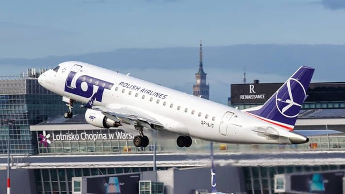 Eine Embraer 175 der polnischen Fluggesellschaft LOT am Flughafen Warschau (Symbolbild): Ein Flugzeug Richtung Düsseldorf musste kurz nach dem Start plötzlich umdrehen. Eine Embraer 175 der polnischen Fluggesellschaft LOT am Flughafen Warschau (Symbolbild): Ein Flugzeug Richtung Düsseldorf musste kurz nach dem Start plötzlich umdrehen.