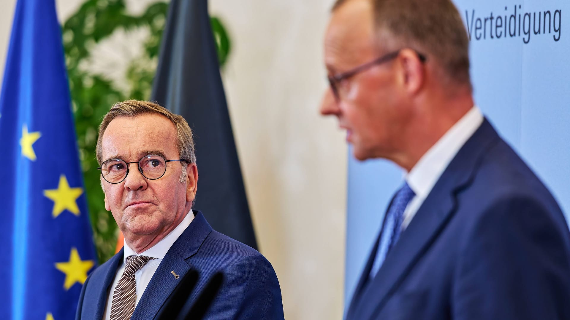 Boris Pistorius (l.) und Kanzler Merz bei einer Pressekonferenz im Verteidigungsministerium. Boris Pistorius (l.) und Kanzler Merz bei einer Pressekonferenz im Verteidigungsministerium.