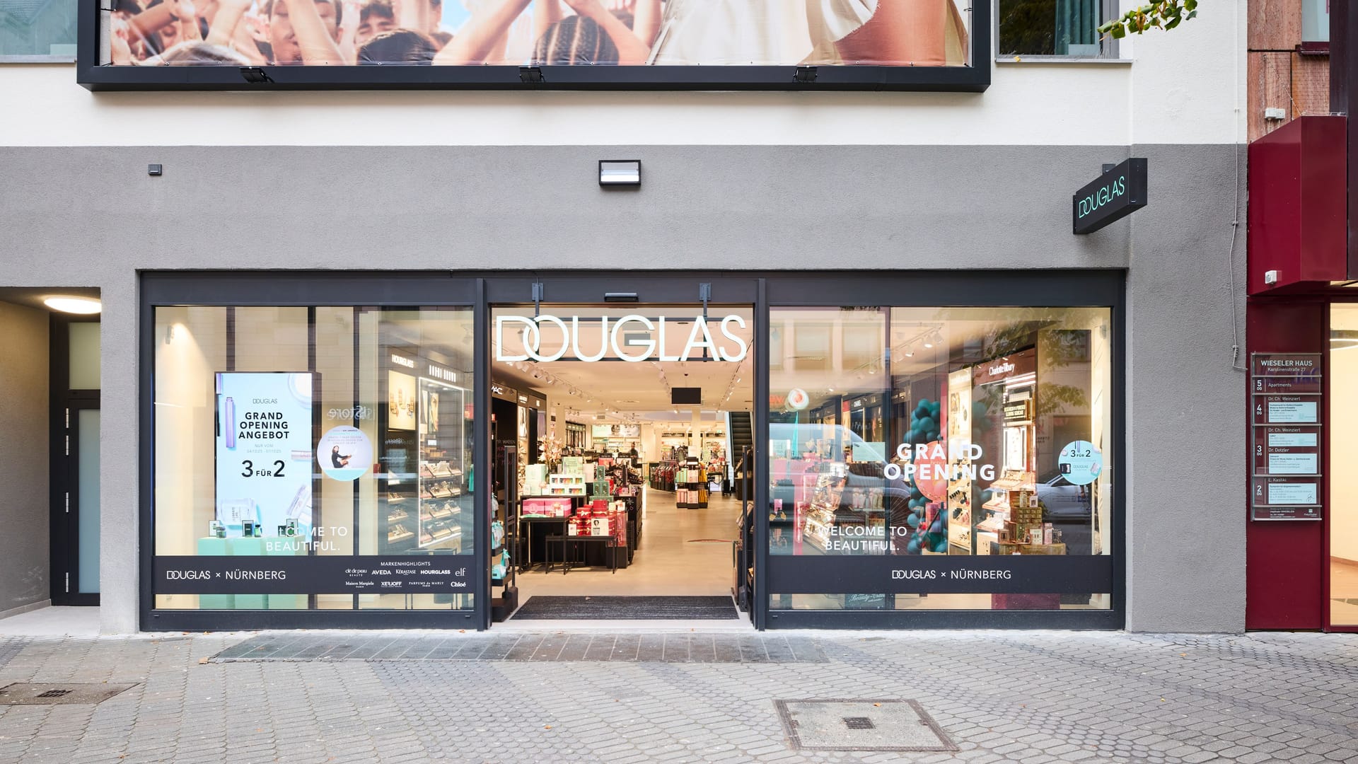 Der wiedereröffnete Laden: Auch die Schaufenster der Douglas-Filiale haben sich etwas verändert. Der wiedereröffnete Laden: Auch die Schaufenster der Douglas-Filiale haben sich etwas verändert.