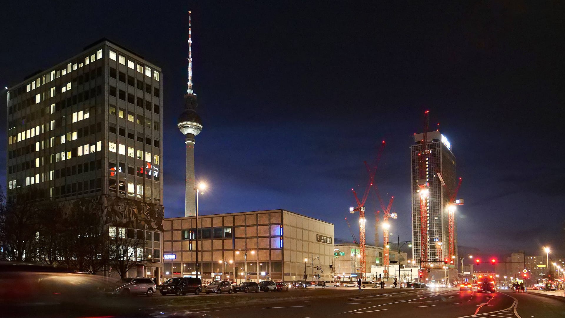 Straße am Alexanderplatz (Archivbild): Hier in der Nähe ist ein Autofahrer angegriffen worden. Straße am Alexanderplatz (Archivbild): Hier in der Nähe ist ein Autofahrer angegriffen worden.