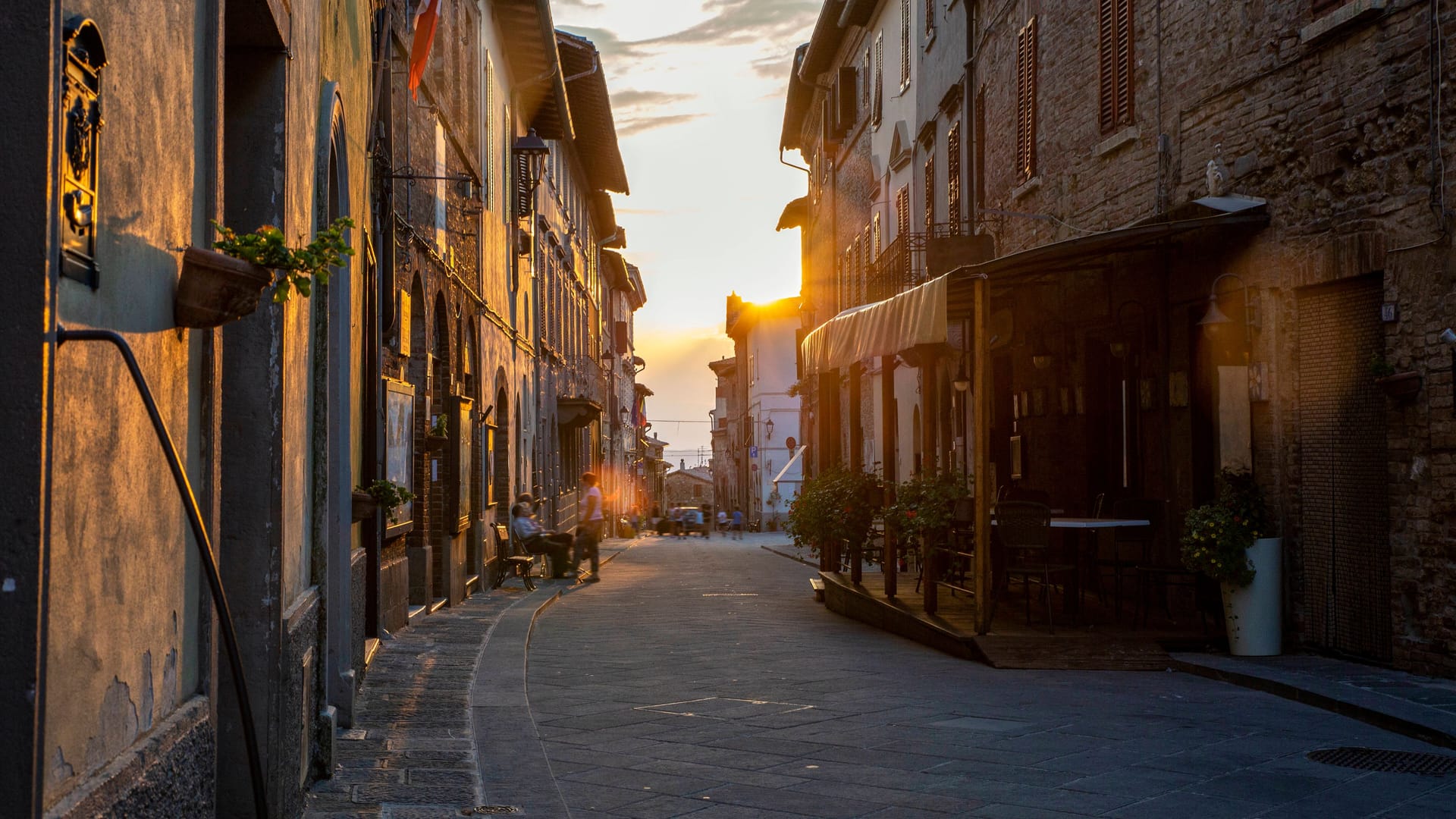 Sonnenuntergang in Radicondoli: Das historische Zentrum ist etwas verfallen, der Charme aber ungebrochen. Sonnenuntergang in Radicondoli: Das historische Zentrum ist etwas verfallen, der Charme aber ungebrochen.