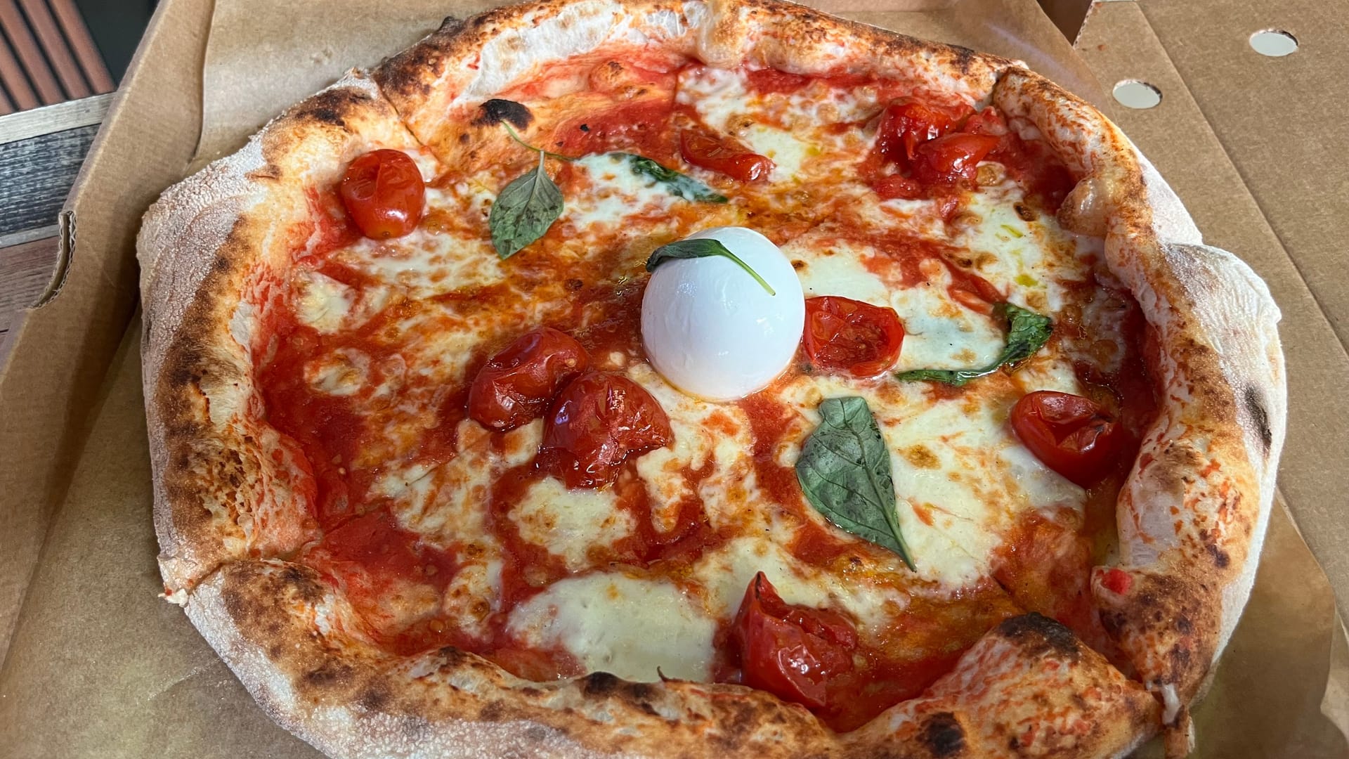Die Pizza "Bufalina DOP" kommt mit Büffel-Mozzarella daher: Bei den Tomaten handelt es sich laut Karte um Kirschtomaten vom Vesuv.