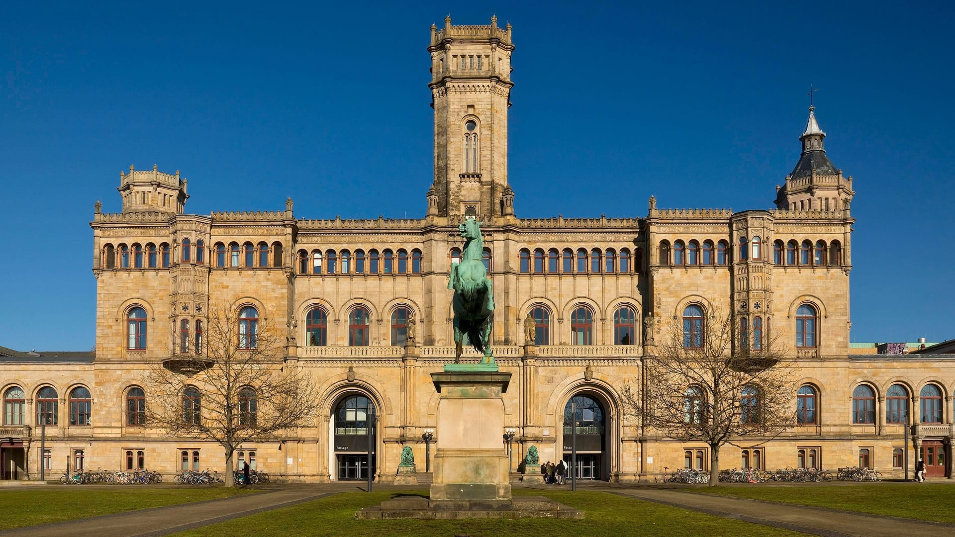 Das Welfenschloss der Leibniz Universität Hannover (Archivbild): Fast 6.000 Erstsemester starten im Herbst 2025 in ihr Studium. Das Welfenschloss der Leibniz Universität Hannover (Archivbild): Fast 6.000 Erstsemester starten im Herbst 2025 in ihr Studium.