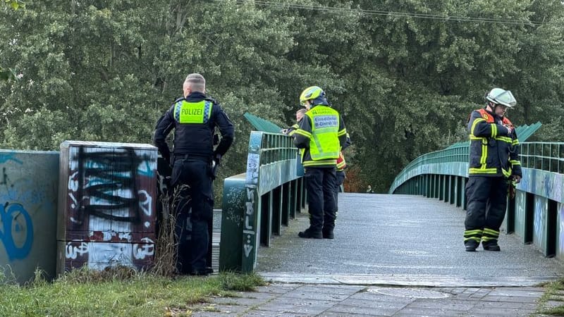 Polizisten stehen auf einer Fußgängerbrücke im Hamburger Stadtteil Wilhelmsburg, die über Gleise führt: Ein vermisster Junge wird schwer verletzt auf den S-Bahngleisen gefunden - und verstirbt kurze Zeit später.