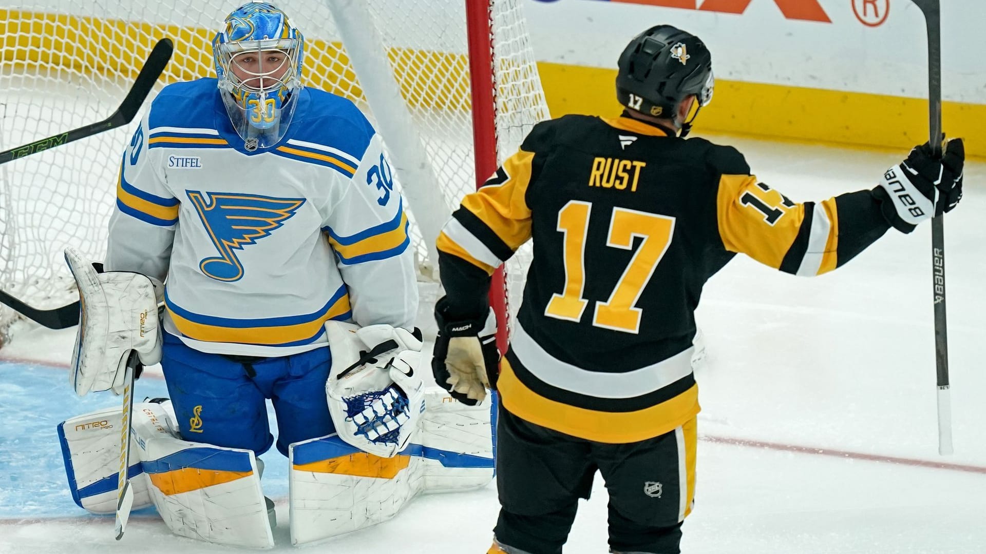 Bryan Rust (r.) von den Pittsburgh Penguins erzielte ein Tor gegen St. Louis: Die Partie in Pittsburgh wurde von einer Tragödie überschattet.