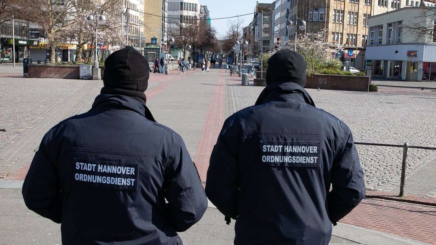 Ordnungsdienst der Stadt Hannover auf Streife (Symbolfoto): Künftig sollen neue Regeln in der Innenstadt gelten.