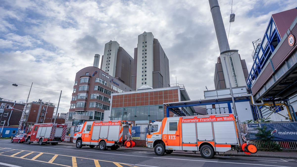 Kohlekraftwerk in Frankfurt: Feuerwehr kämpft weiter gegen Brand
