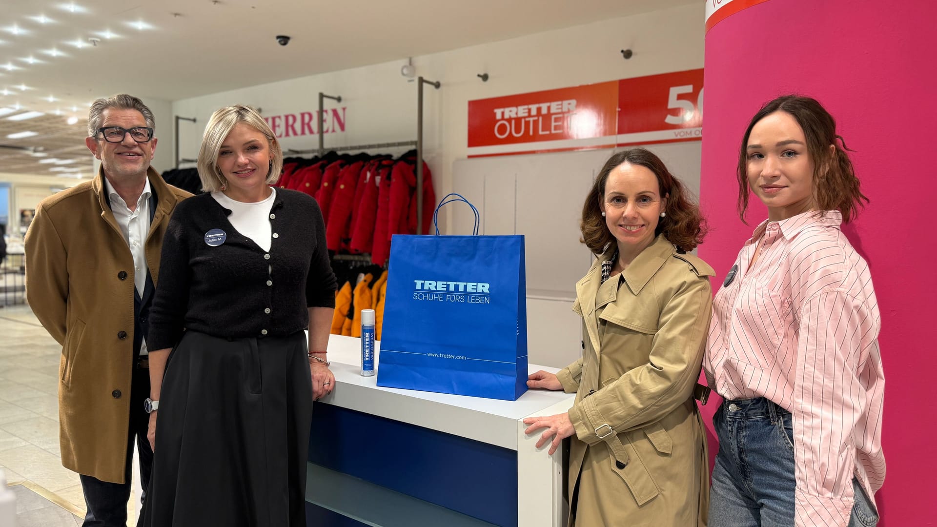Ein weiterer Pop-up-Store hat im Kaufhof eröffnet: Darüber freuen sich Thomas Weckerlein, Vorstandsvorsitzender von Wöhrl, Julia Melandovych von Tretter-Schuhe, Wirtschaftsreferentin Andrea Heilmaier sowie Valeriia Kurbatova von Tretter-Schuhe. Ein weiterer Pop-up-Store hat im Kaufhof eröffnet: Darüber freuen sich Thomas Weckerlein, Vorstandsvorsitzender von Wöhrl, Julia Melandovych von Tretter-Schuhe, Wirtschaftsreferentin Andrea Heilmaier sowie Valeriia Kurbatova von Tretter-Schuhe.