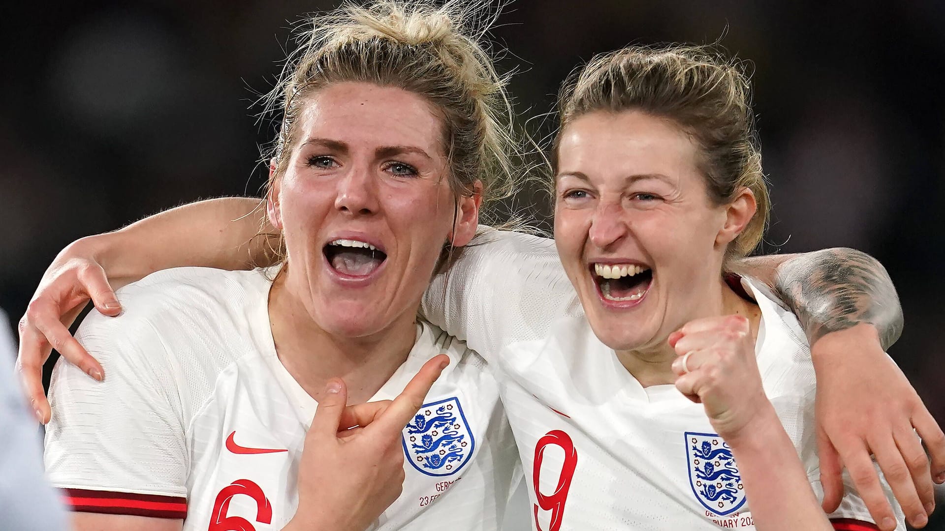 Millie Bright (l.) neben Ellen White: Sie machte es der einstigen Nationalstürmerin nach. Millie Bright (l.) neben Ellen White: Sie machte es der einstigen Nationalstürmerin nach.