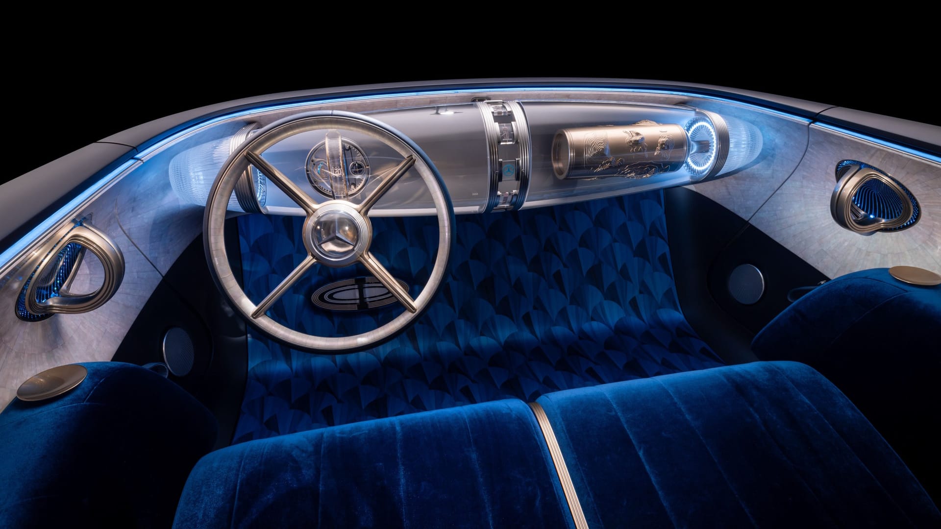 Vierspeichenlenkrad, schwebendes Glas: Im Innenraum des Vision Iconic herrscht Retro-Futurismus. Vierspeichenlenkrad, schwebendes Glas: Im Innenraum des Vision Iconic herrscht Retro-Futurismus.