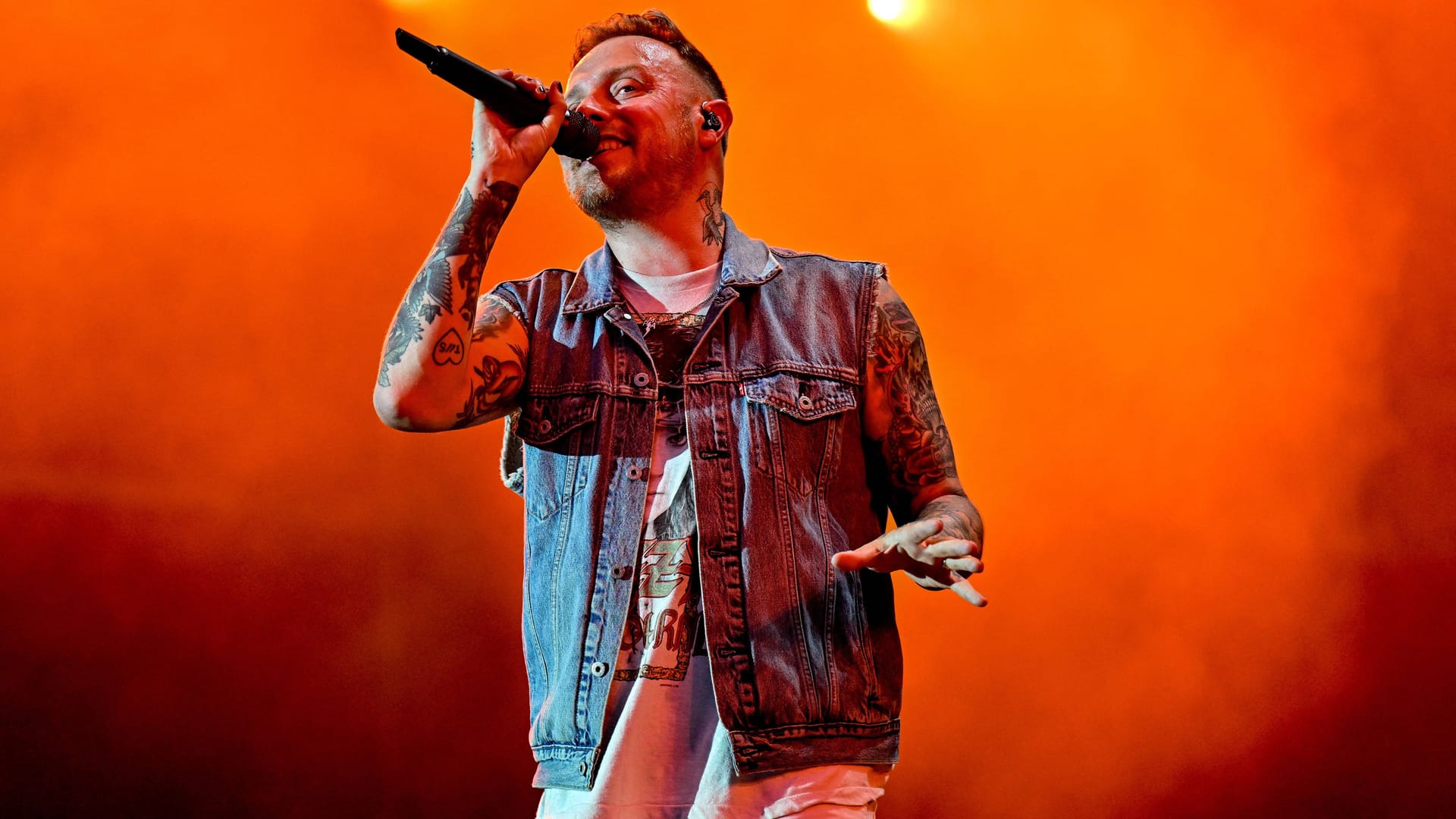 Architects-Sänger Sam Carter (Archivbild): Die britische Metalcore-Band brachte Tausende Fans in Hamburg wortwörtlich zum Beben.