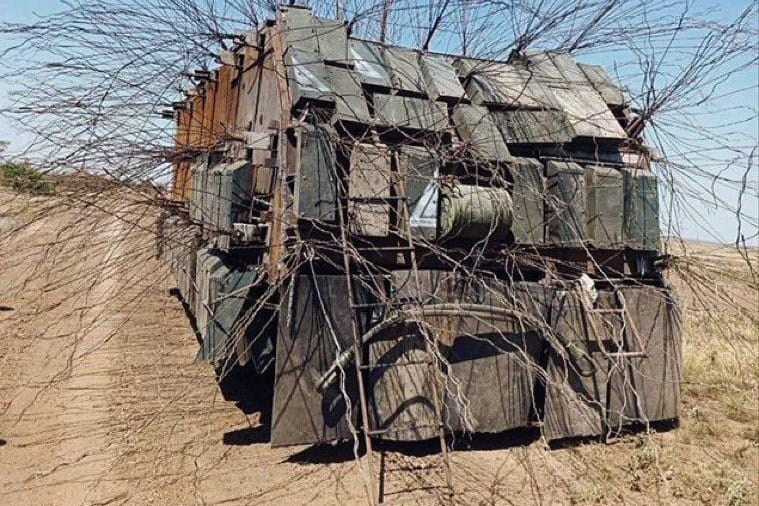 Russischer Panzer unbekannten Typs mit Stachelaufbauten gegen Kamikazedrohnen: Ein ähnliches Modell soll kürzlich Dutzende Geschosse überstanden haben.