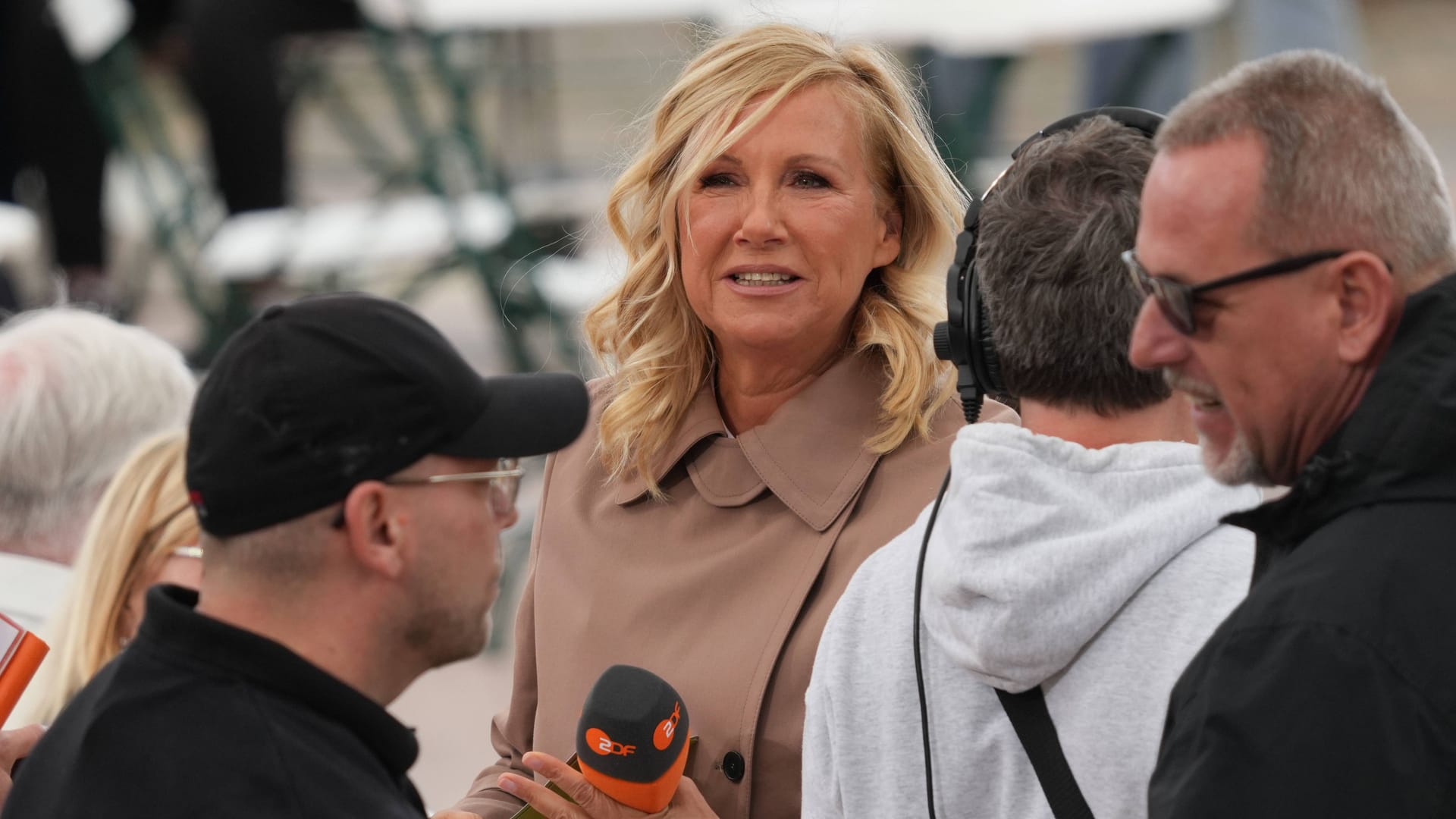 Andrea Kiewel: Im "Fernsehgarten" wird sie von Bodyguards begleitet. Andrea Kiewel: Im "Fernsehgarten" wird sie von Bodyguards begleitet.